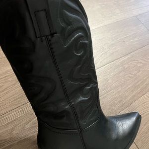 Steve Madden boots size 8 US new, never worn